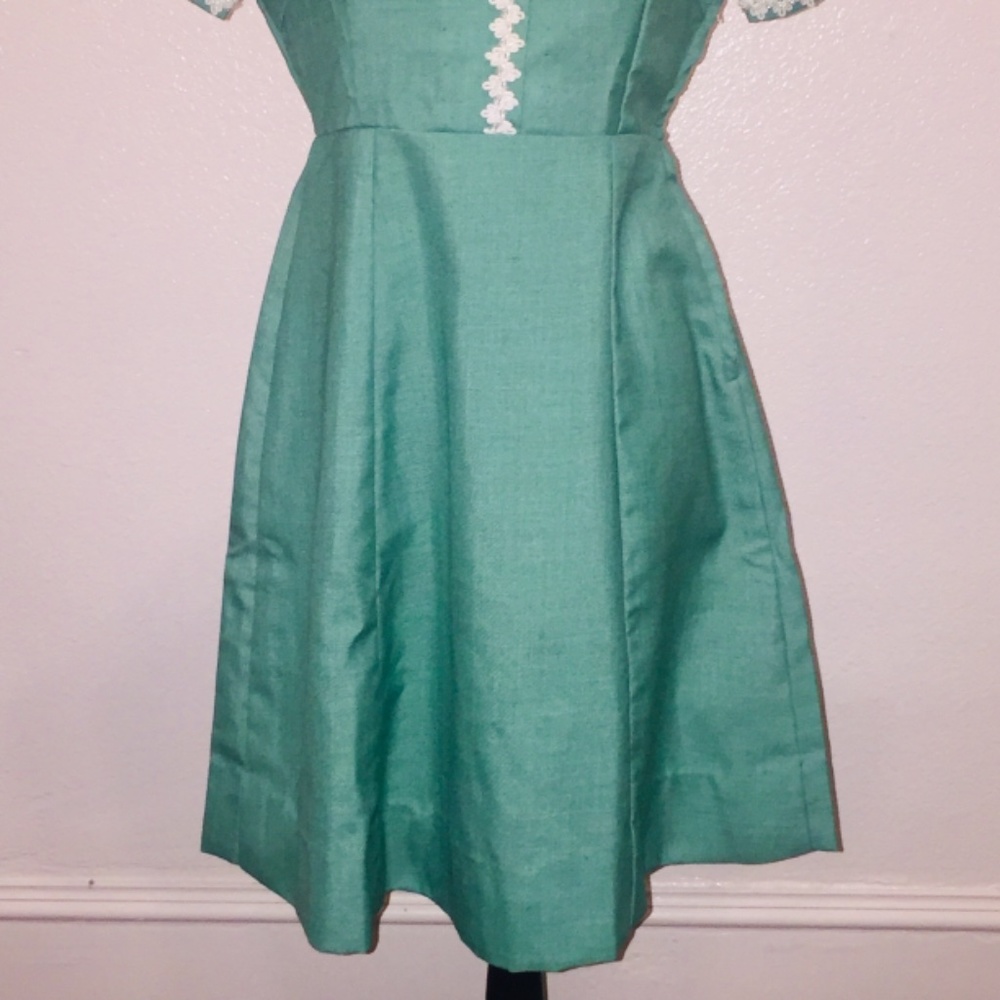 Vintage 60's Custom-made green dress with beaded decorative trim - Picture 2 of 11